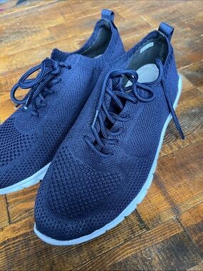 Navy stretchy walking shoes